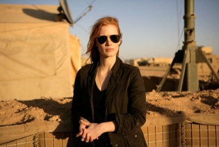 Jessica Chastain interpreta a a una agente de la CIA que es según la película, la principal responsable de encontrar el lugar donde se escondía Bin Laden